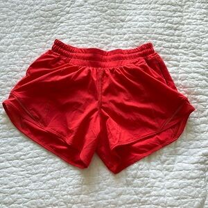 LULULEMON HOTTY HOT SHORTS 2.5 inch low rise in carnation red